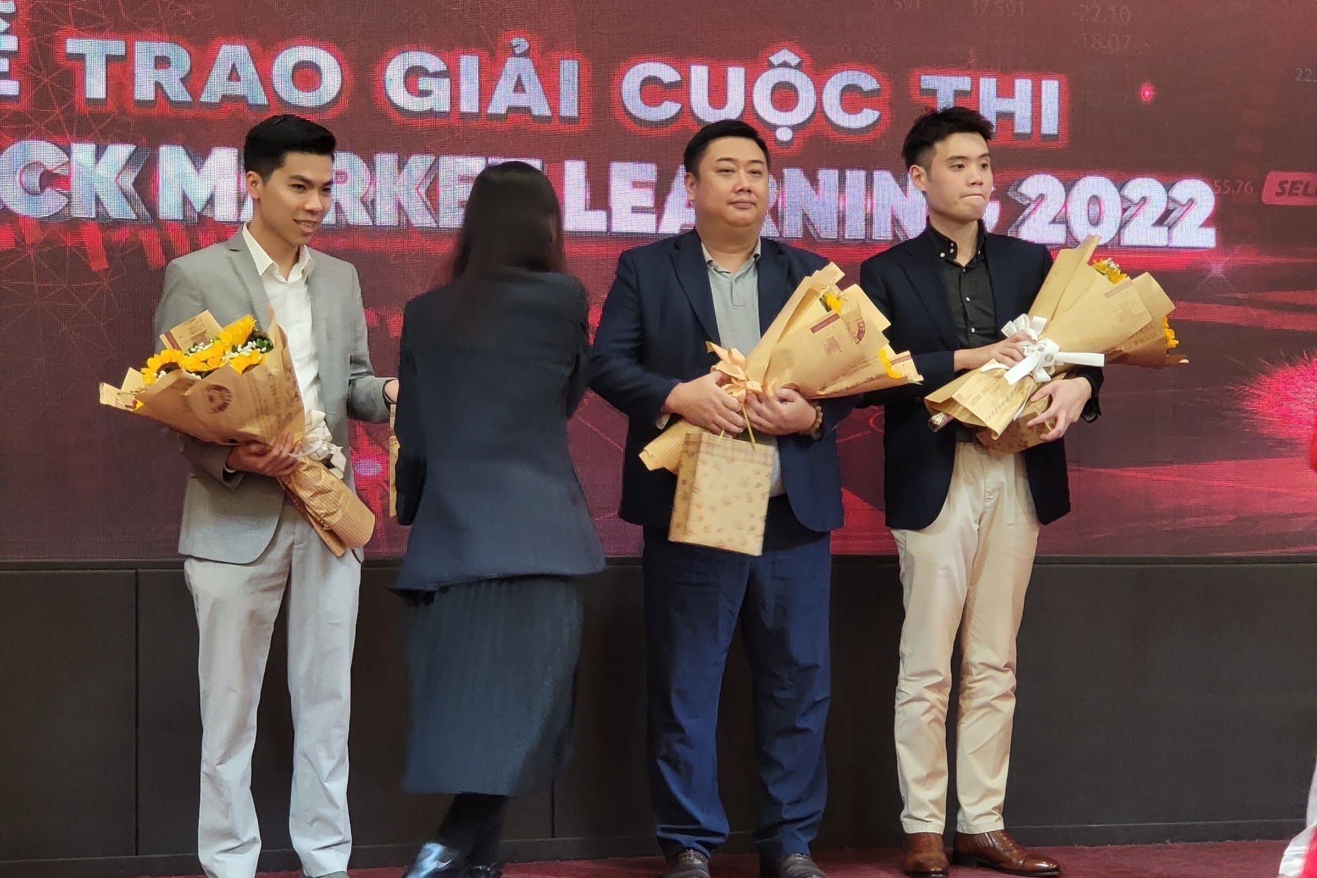 Mr. Ival trên sân khấu lễ trao giải cuộc thi Stock Market Learning 2022, cùng các thí sinh đoạt giải