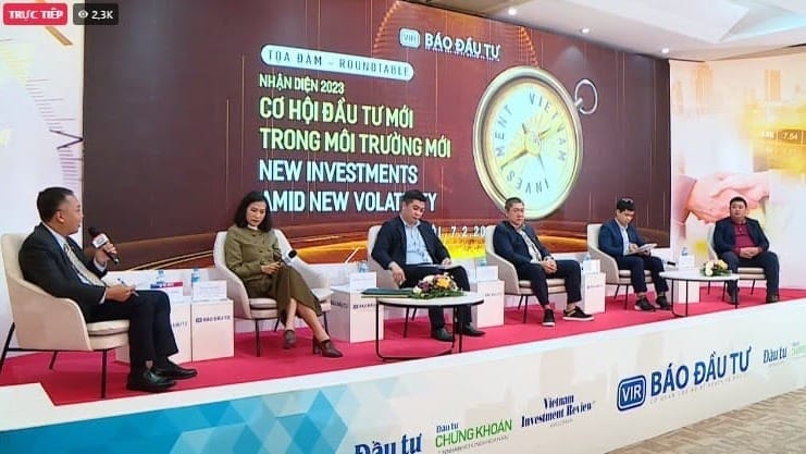 Mr. Ival (trái, cầm micro) tại tọa đàm Nhận diện 2023 do Báo Đầu Tư tổ chức