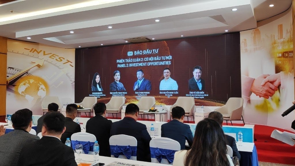 Hội trường tọa đàm Nhận diện 2023 do Báo Đầu Tư tổ chức, màn hình sân khấu chiếu các diễn giả trong đó có Mr. Ival