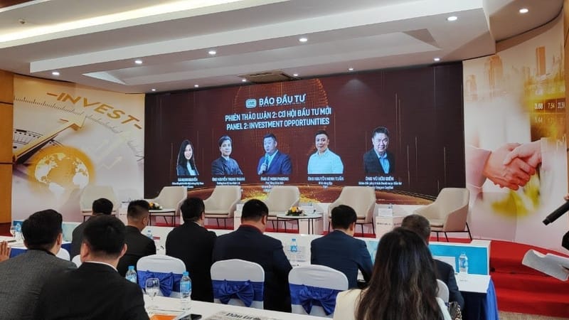 Hội trường tọa đàm Nhận diện 2023 do Báo Đầu Tư tổ chức, màn hình sân khấu chiếu các diễn giả trong đó có Mr. Ival